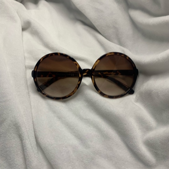Round Retro Sunglasses - Picture 2 of 4